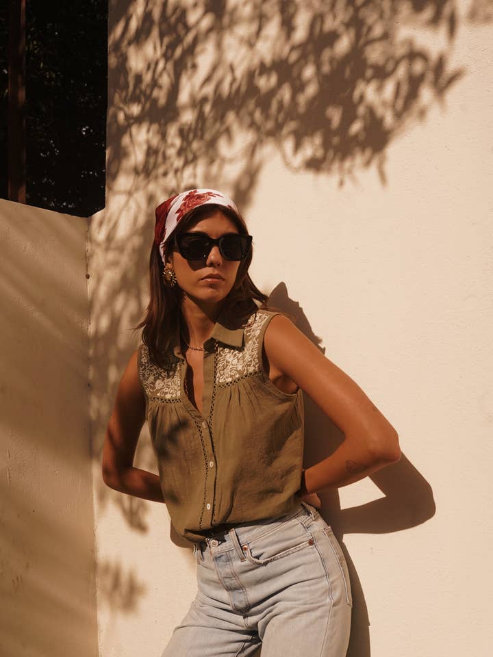 Sleeveless top with embroidered vintage casual style Q3011 for wholesale by IN APRIL 1986 - SAS IDK