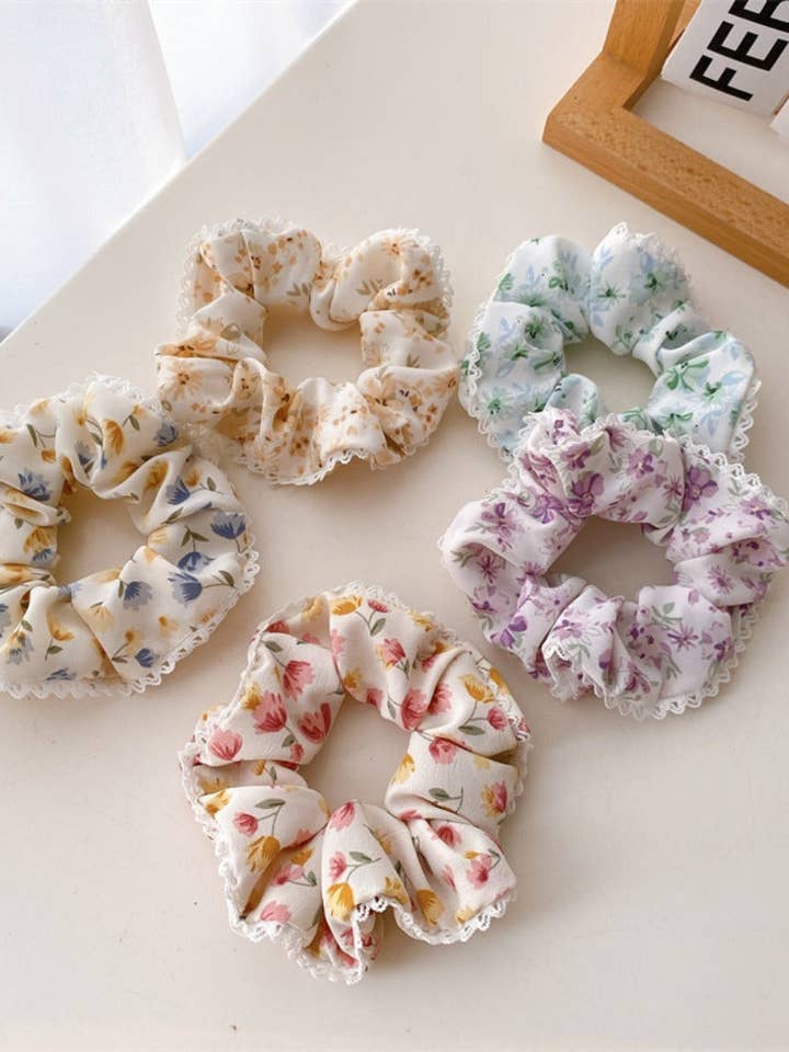 Gifty - Farverigt blomstermønster Lace Edge Scrunchie for engroshandel hos WEST AUSSIE SUPPLIES
