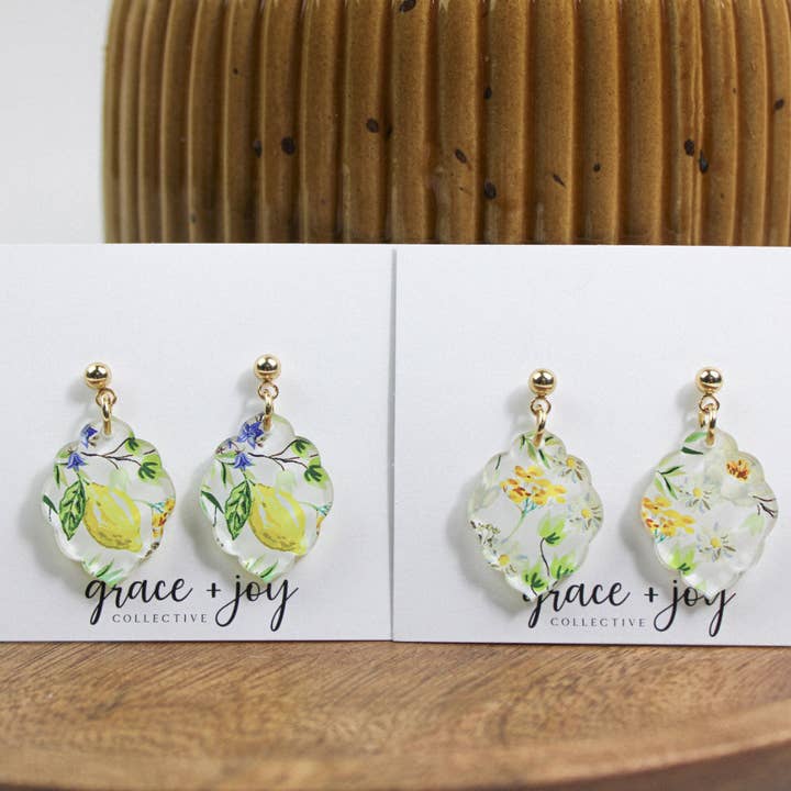 Orecchini pendenti a forma di limone floreale ad acquerello con bordo smerlato per la vendita all'ingrosso da parte di Grace + Joy Collective