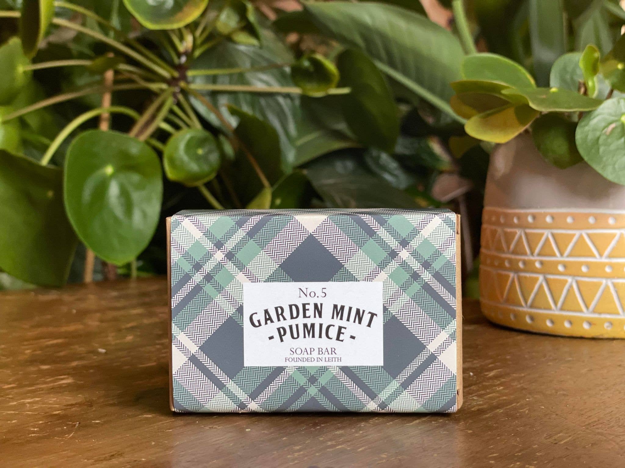 The Edinburgh Bow Tie Co. - Vente Pains de savon - Savon en tartan - Menthe de jardin et pierre ponce1