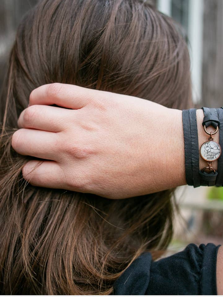 Bracciale in pelle avvolgente - botanico b&w, vibrazioni primaverili, collare per la vendita all'ingrosso da parte di joeyfivecents
