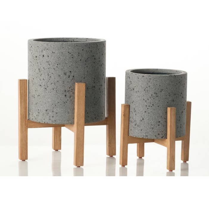 Jardinières rondes avec pieds en bois d'acacia - Ensemble de 2 gris latérite pour la vente par Alfresco Home