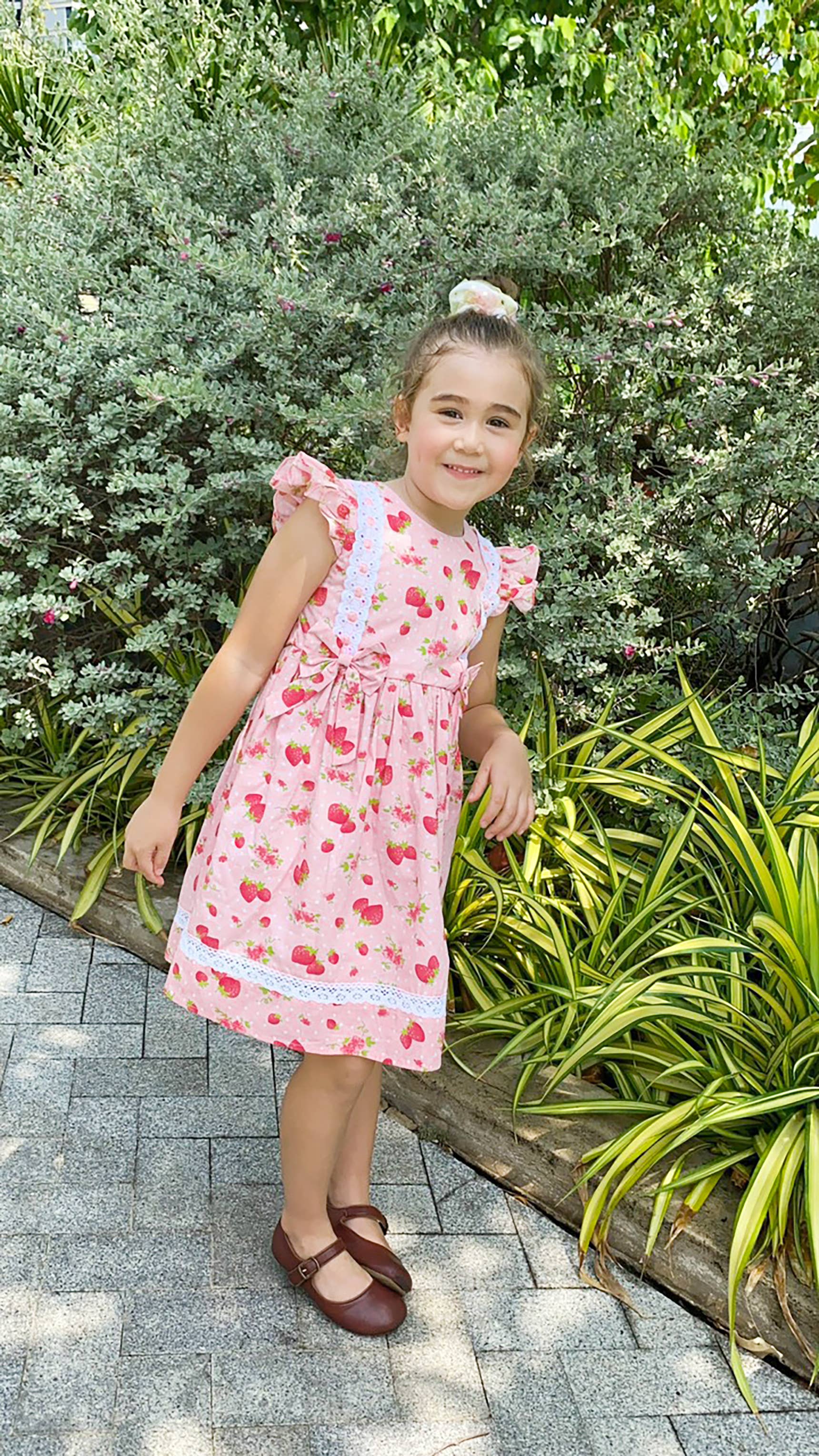 Angeline Kids – Großhandel Kleid – Kinder – Spring Love Strawberry Babykleid aus gewebter Baumwolle mit Spitze3