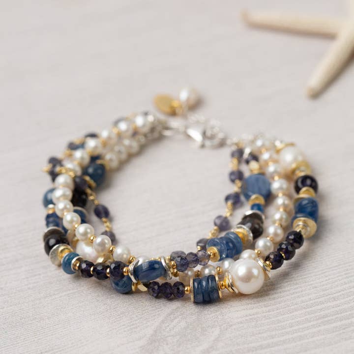 Anne Vaughan Designs Jewelry - Venta al por mayor Pulsera de cuentas - Brazalete Seaside con múltiples hebras de perlas, kayanita e iolita de 7.5 a 8.5 pulgadas