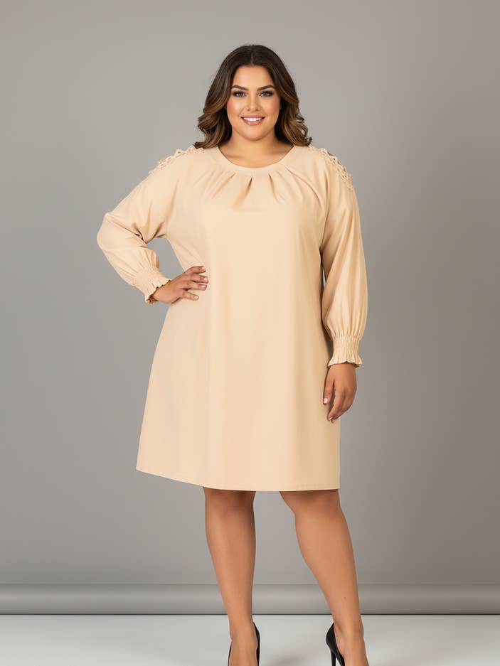 Beige plissiertes Kleid in großen Größen (C6608) für den Großhandel von Pomme Rouge Paris