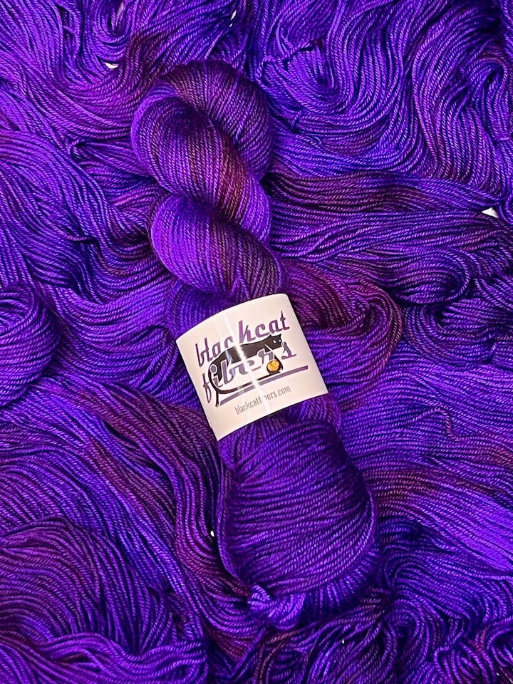 Prugna Pazza Essenziale DK per la vendita all'ingrosso da parte di Black Cat Fibers