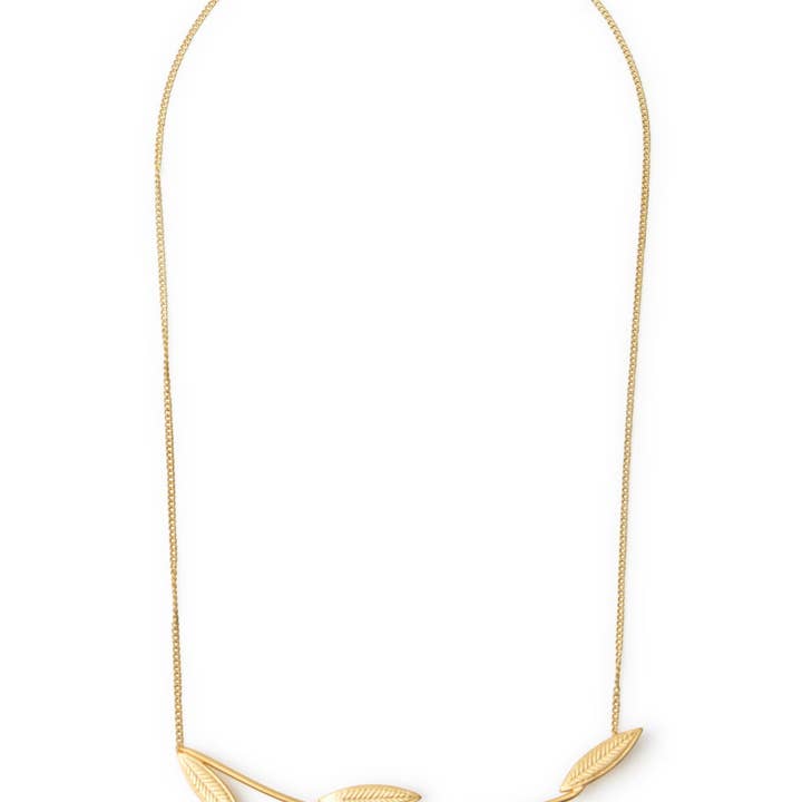 Medium halsband med löv i matt guld, 24 karats guldbeläggning för wholesale av Ginger & VelVet