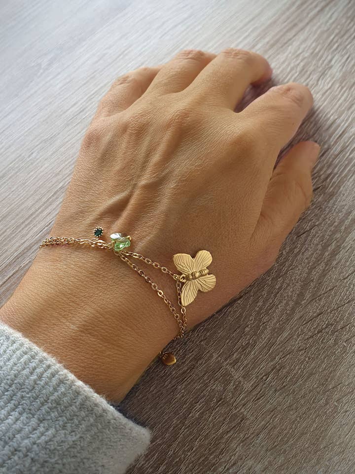 Bracelet papillon et émeraude à double chaîne en plaqué or 18 carats pour la vente par DIGE DESIGNS