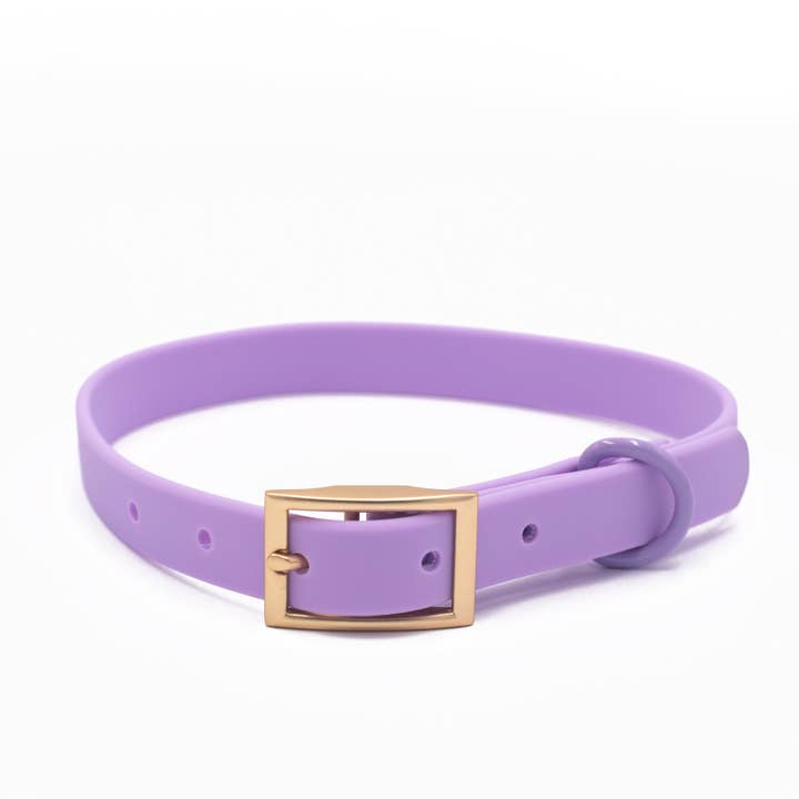 Collier imperméable avec quincaillerie dorée pour la vente par Ollie XO