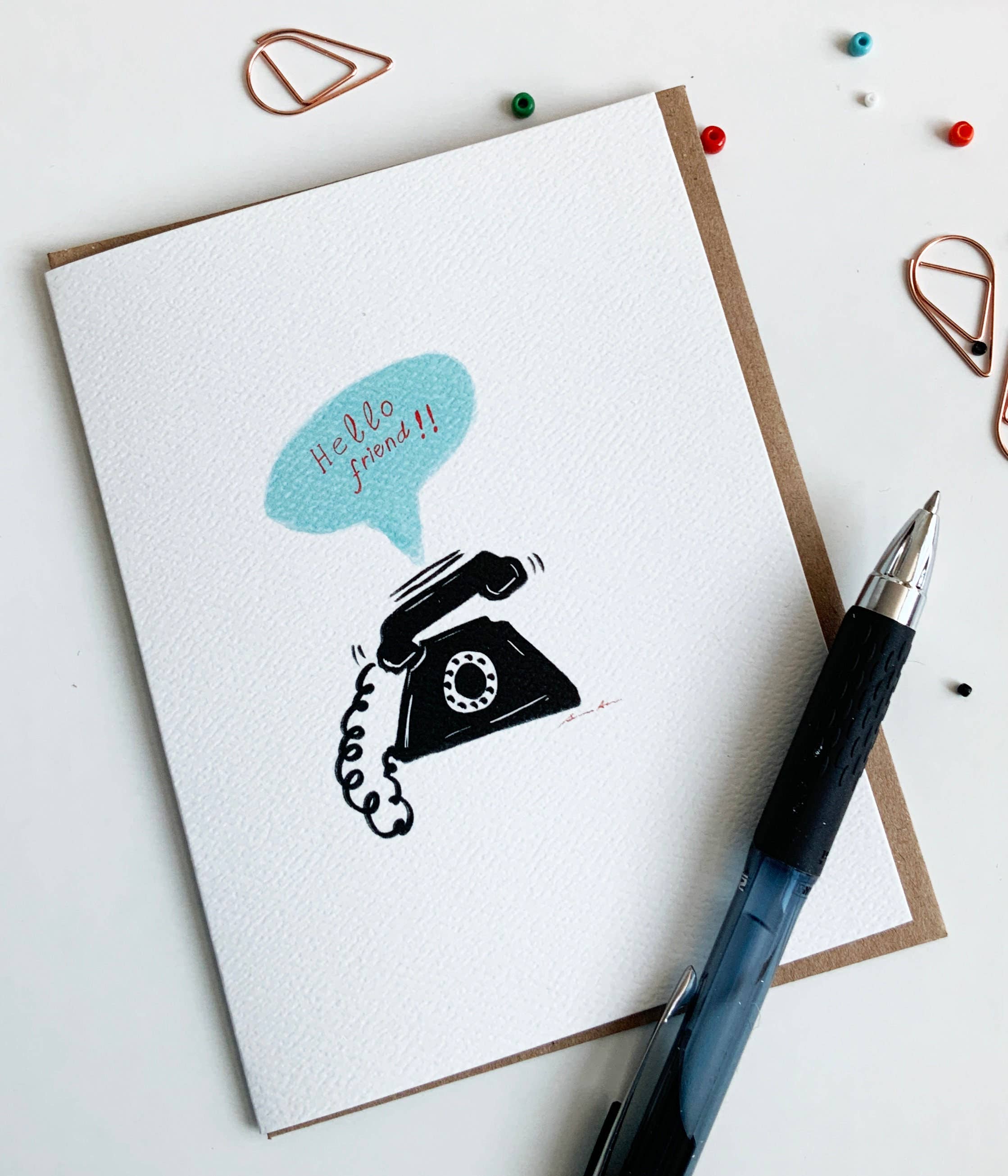 LadooLadoo – Großhandel Freundschaftskarten – Freundschaftskarte, Zeichnung eines alten Telefons mit der Aufschrift Hallo1
