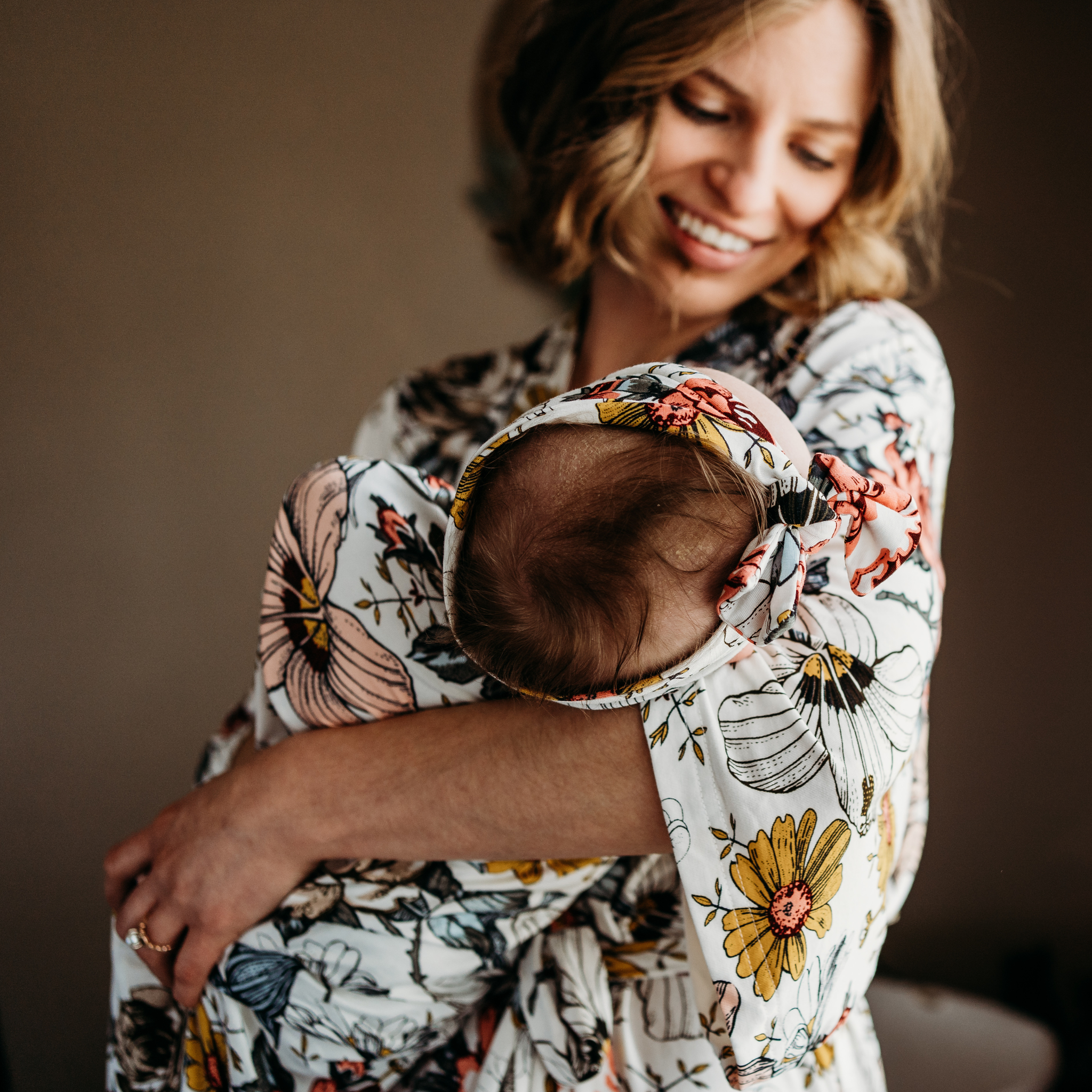 HAHA MAMA Clothing - Vendita all'ingrosso Vestaglia - Donna - Camicia da parto vintage a fiori per maternità & Fascia avvolgente vintage a fiori3