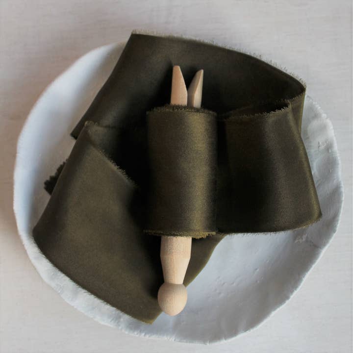 Cinta Charmeuse de seda Dark MOSS rasgada a mano para venta al por mayor de The Maple Den