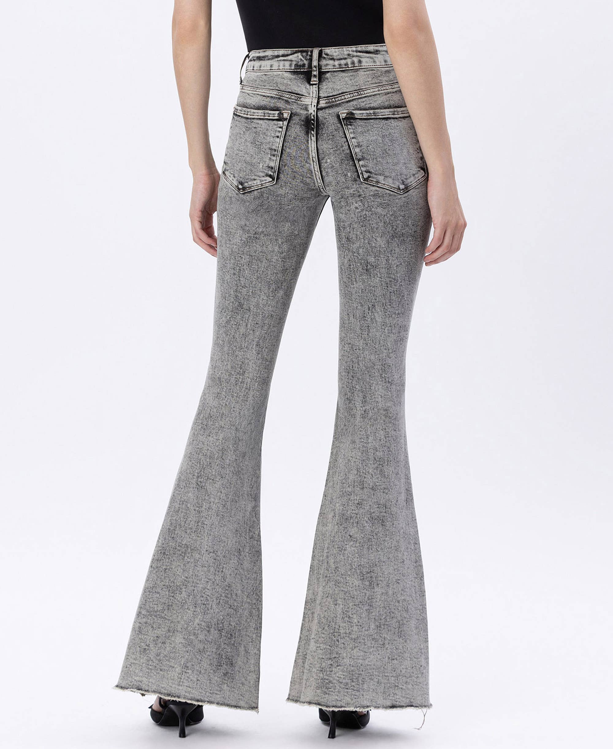 DAME SCHLÄFT SUPERFLARE-JEANS MIT HOHEM BUND UND ÜBERGEFÄRBTEM ACID-WASH V2968 für den Großhandel auf Faire1