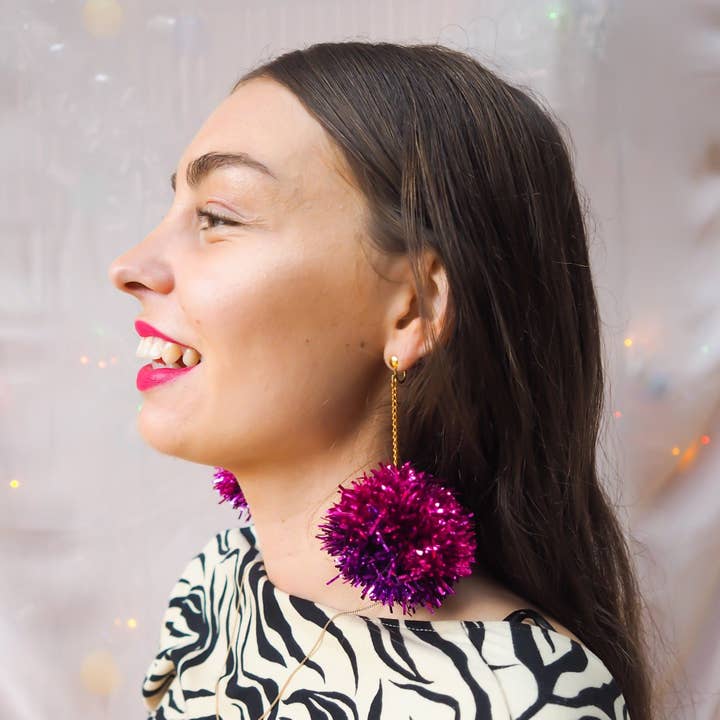 Boucles d'oreilles en guirlandes violettes et roses - Bijoux de Noël et d'automne pour la vente par Fat Pom Poms