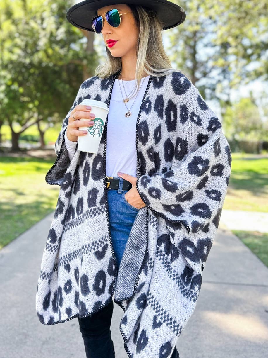 Grigio Cardigan Ruana lavorato a maglia con stampa leopardata grigio con dettaglio cucito in vendita all'ingrosso su Faire1