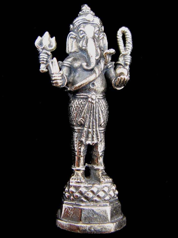 Statuette de divinité en laiton - Petit Ganesh debout pour la vente par Tika