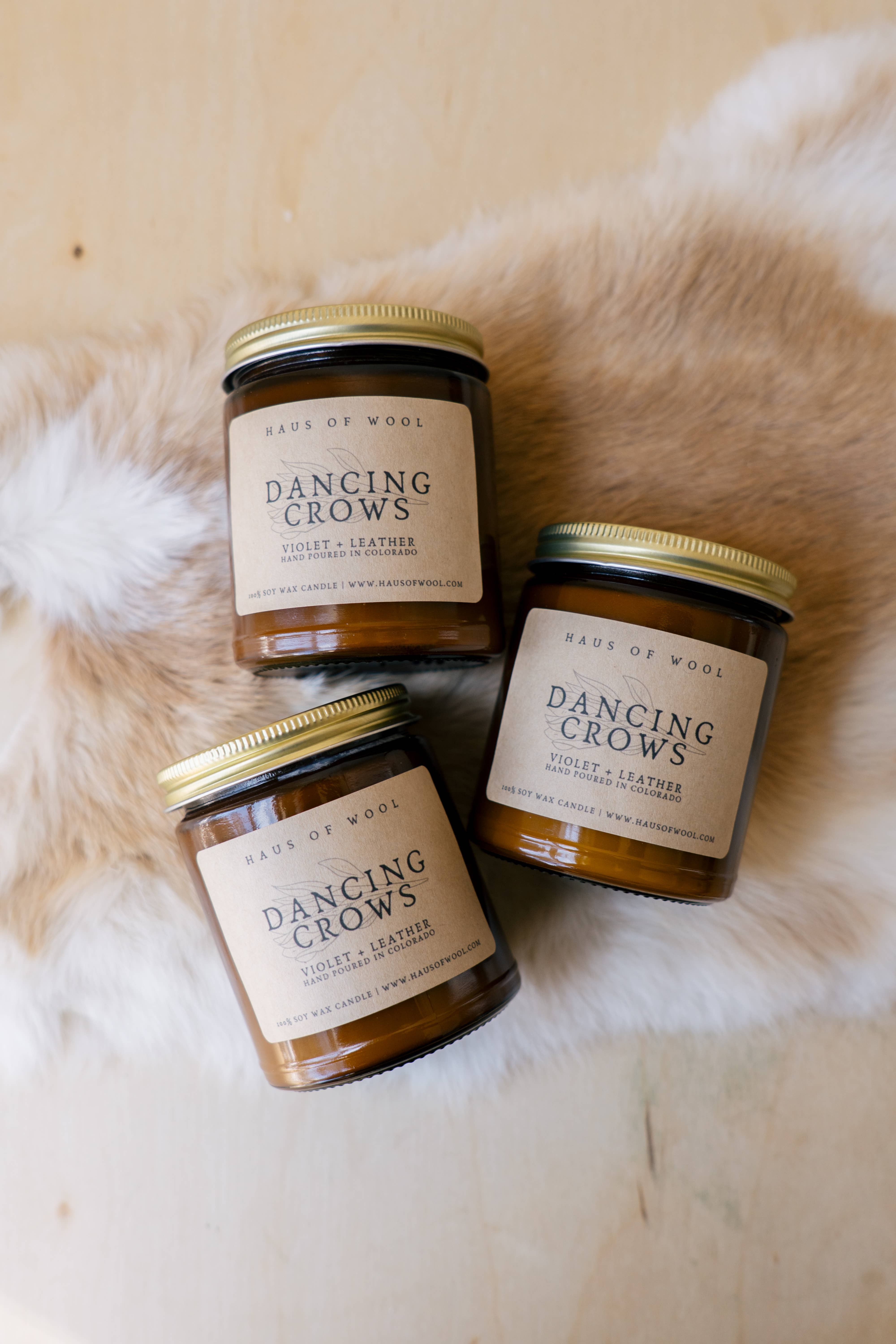 Haus of Wool – Großhandel Kerze im Glas / gefüllte Kerze – Violet + Leder Sojawachs Holzdocht Kerze2