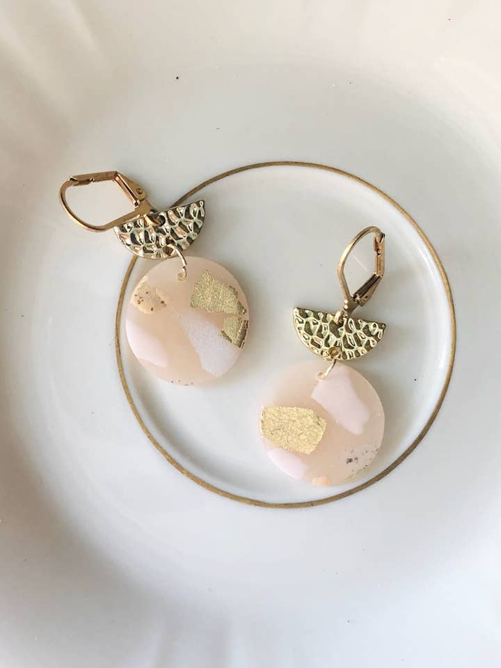 Boucles d'oreilles pendantes en argile neutre faites à la main pour la vente par Alysa Nadeau Designs