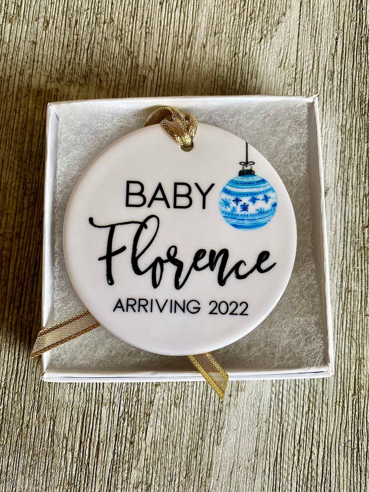 Baby-aankondiging Kerstornament | Baby arriveert | Zwangerschapornament | 2020 kerstornament | Aangepast kerstornament voor wholesale door Crafts By Chelle Us