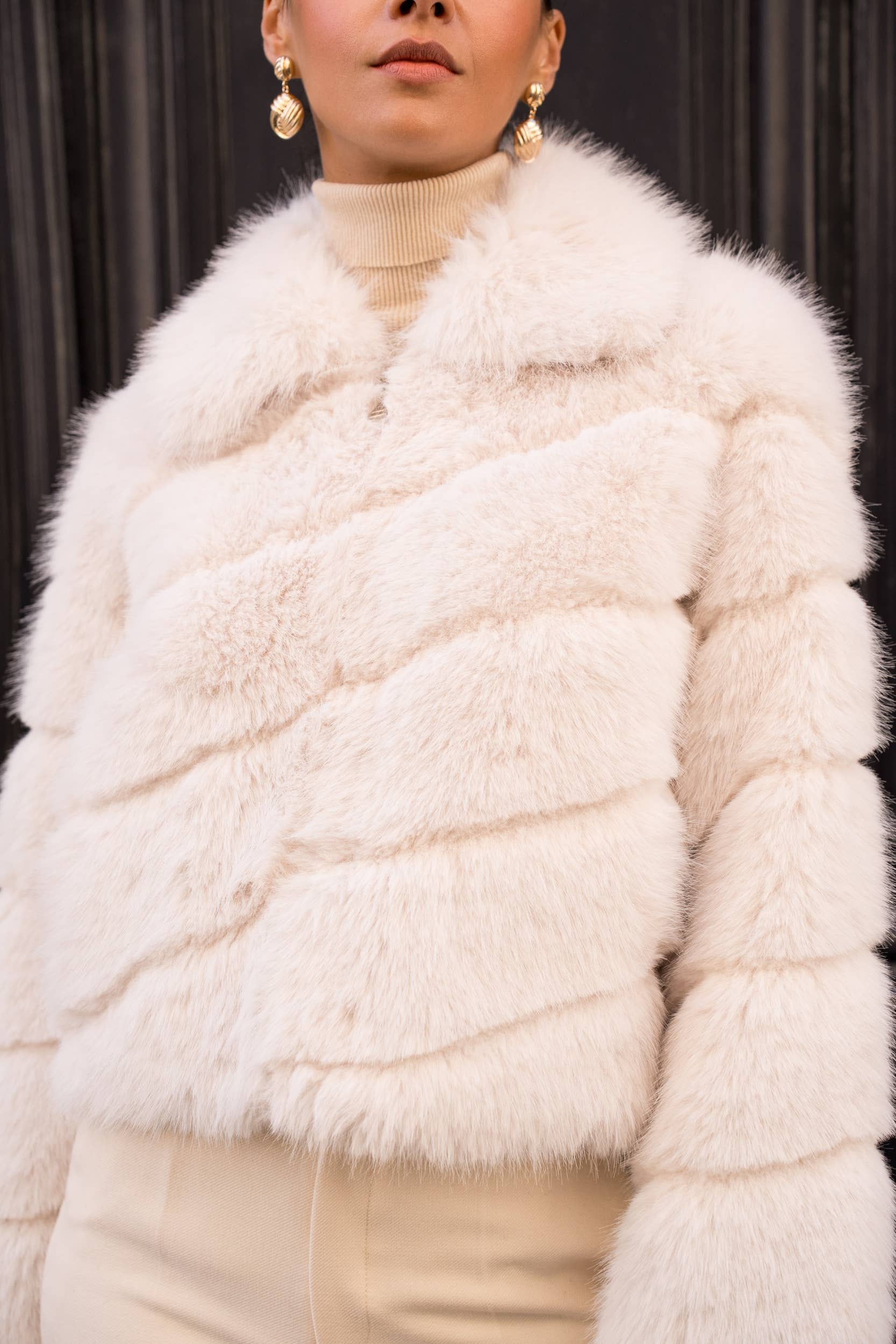 Attentif Paris - Wholesale Fur/Faux Fur Coat - Women's - Short faux fur coat with long hair and oblique stripes3