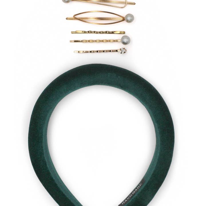 Kvällens nödvändigheter: Presentpaket med hårband i sammet och hårnålar i smaragdgrönt för wholesale av Morgan & Taylor