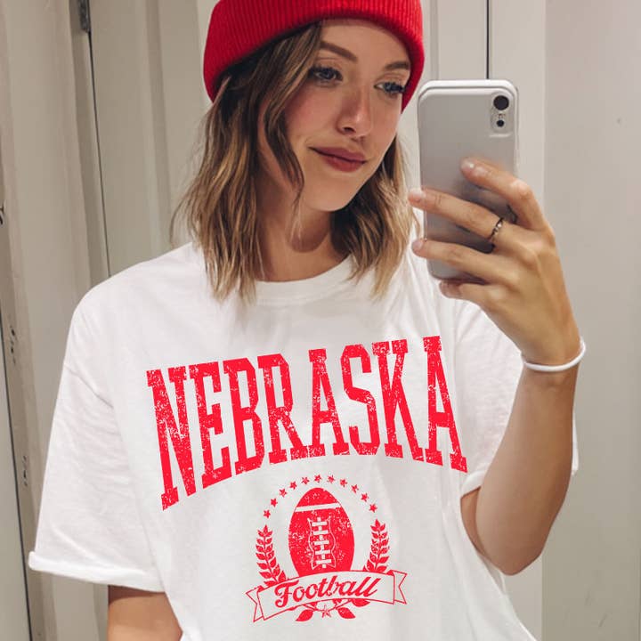 NEBRASKA OVERSIZED GRAFISK TEE för wholesale av HRTandLUV
