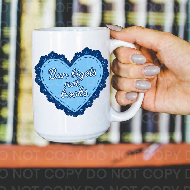 Tasse à café "Bannissez les bigots, pas les livres" pour la vente par Ace the Pitmatian Co