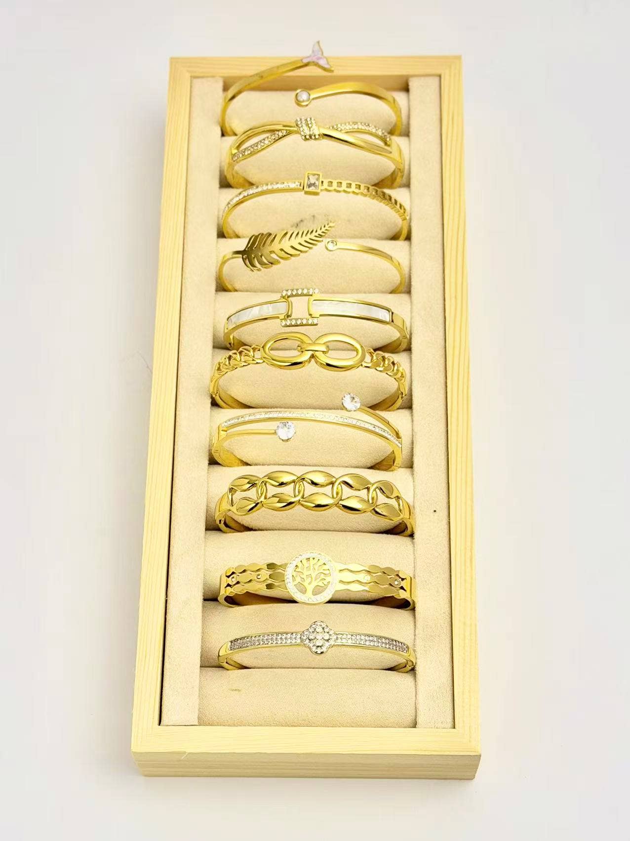 COSMOS - Wholesale Sieradenset - Set van 10 elegante armbanden van roestvrij staal op display1