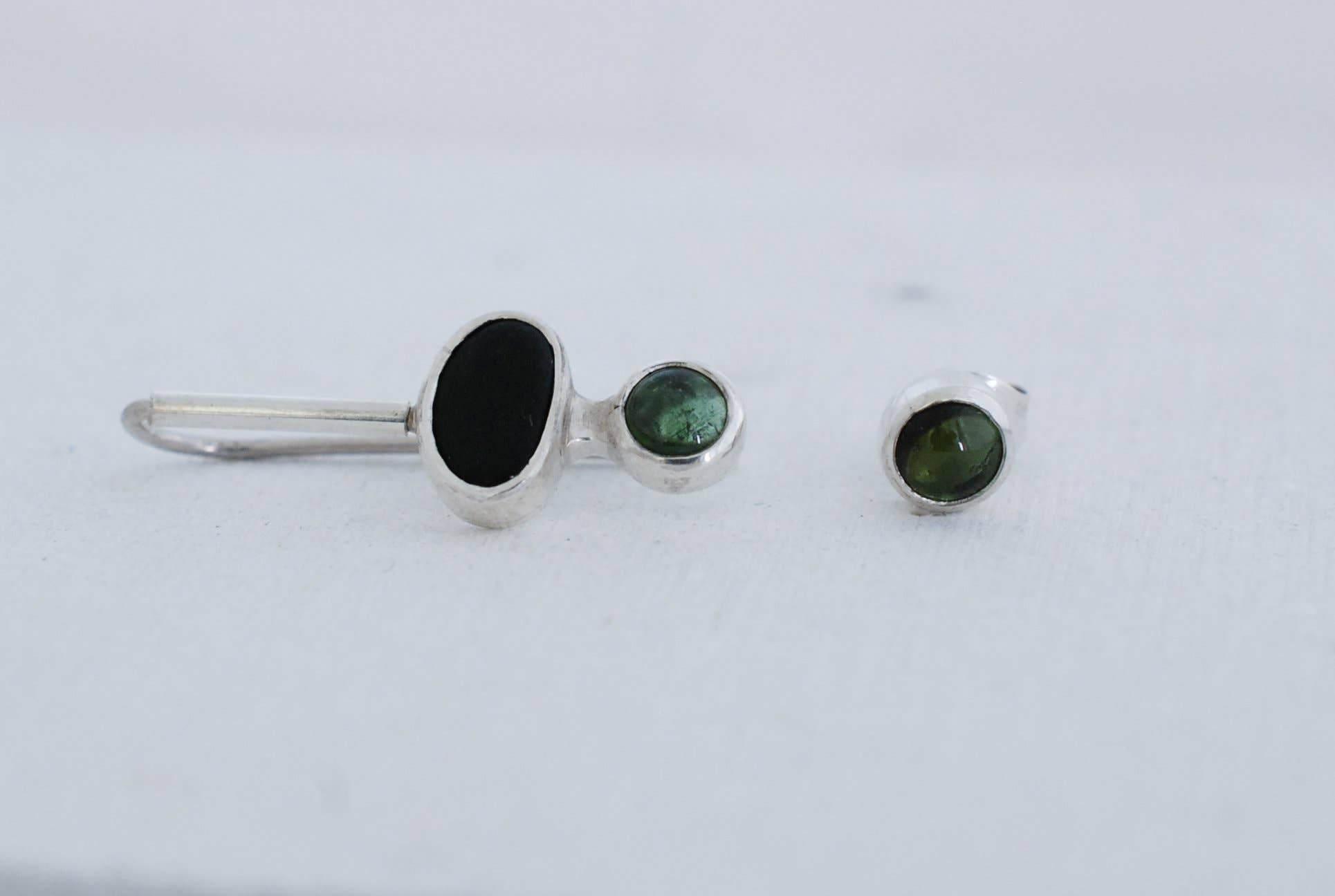 Ami jewel – wholesale Stud/post earrings – Set of two silver earrings-green tourmaline and black stone0