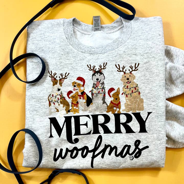Sweatshirt Joyeux Woofmas pour Maman Chien | Crew de Noël pour Amoureux des Chiens pour la vente par The Dapper Paw