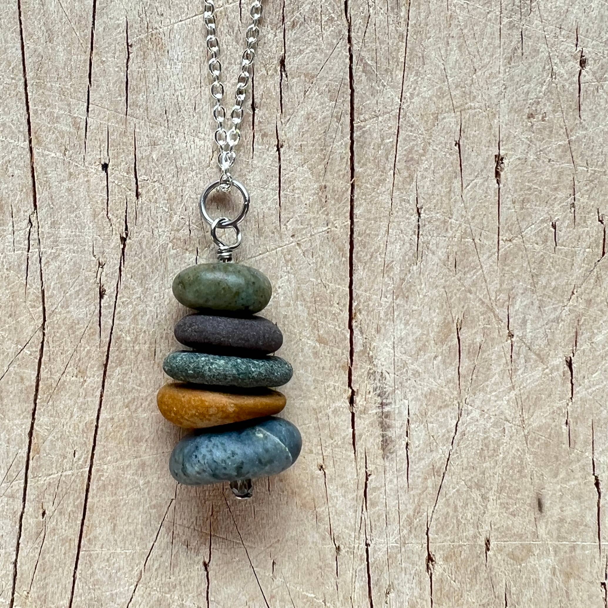 Generosity Company - Vente Colliers à pendentif - Collier Charme Cairn de Pierre du Lac (chaîne plaquée argent de 18")1