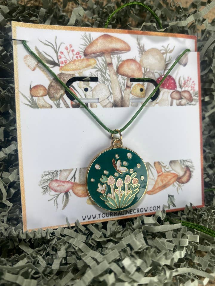 COLLIER EN FORME DE CHAMPIGNON EN ÉMAIL VERT DORÉ pour la vente par Soraya Moon Co.