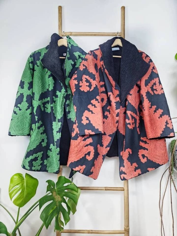 Giacca lunga unisex realizzata a mano in Suzani | Inverno boho Kashmir con ricami | Regalo speciale di lusso per Natale | Ikat classico nero, pesca e arancione per la vendita all'ingrosso da parte di Essential Designs London