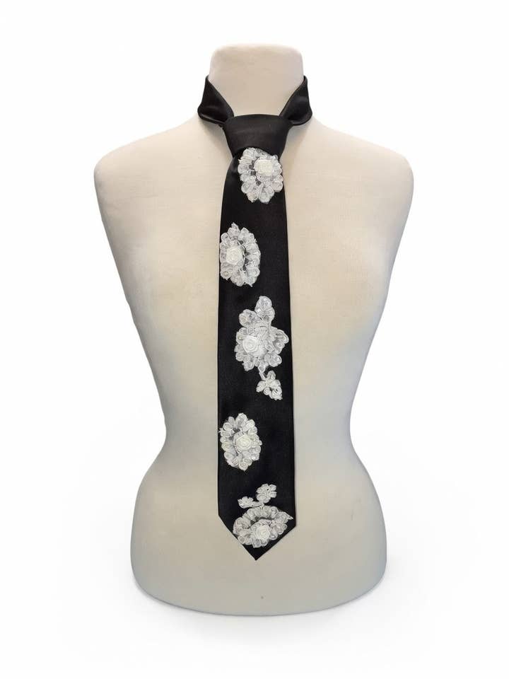 Skræddersyet slips - sort satin med hvid blondeapplikation for engroshandel hos See it…Love it…Buy it