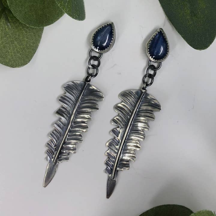 Teardrop Kyanite Ormbunke Stud Örhängen för wholesale av Silverbrook Studios