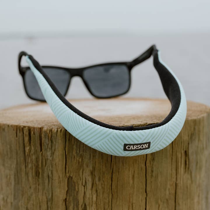 Floating lightweight glasses holder and mount for wholesale by Carson EU