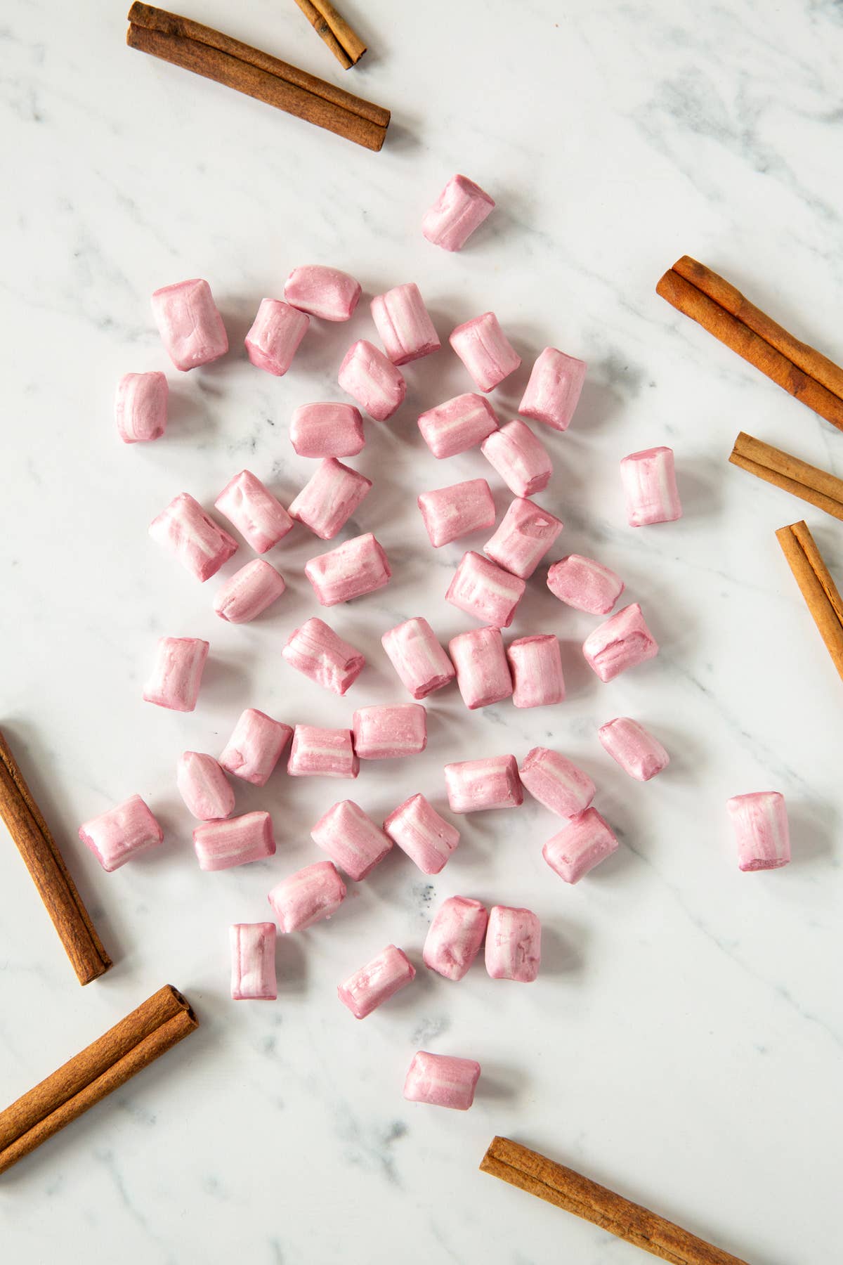 Butterfields Candy – wholesale Hårt godis – Cinnamon Buds Hard Candy (2.5z återförslutningsbart paket)1