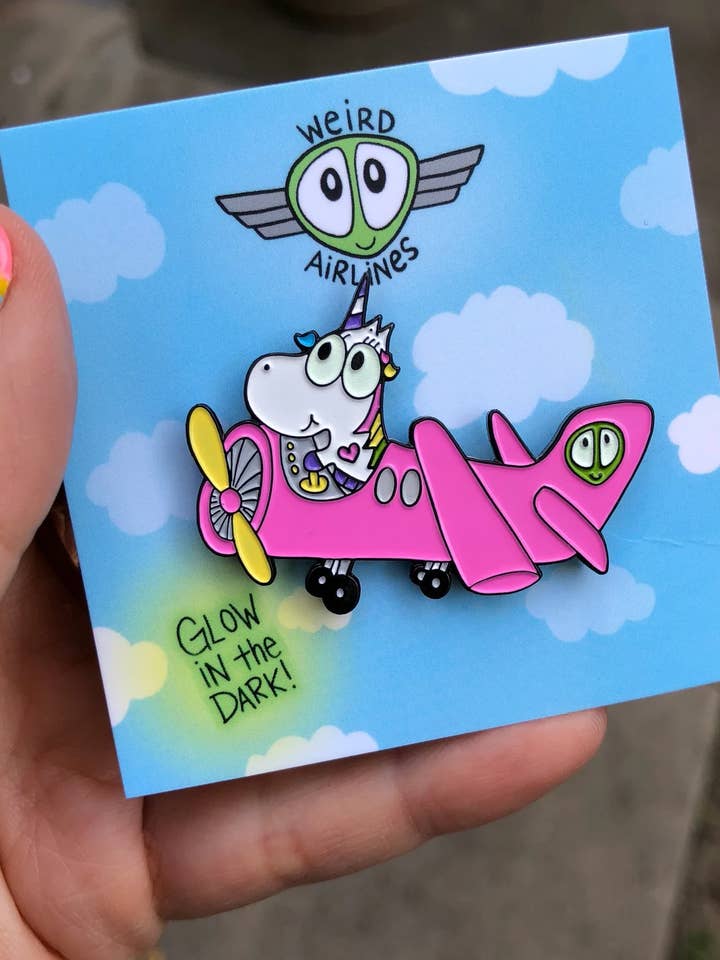 Baby Unicorn vliegtuig glow in the dark emaille pin voor wholesale door On Planet Weird