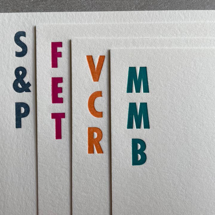 Scelta Audace: Carta da Lettera con Iniziali Personalizzate in Stampa Tipografica. Biglietti da Visita Personalizzati con Buste. per la vendita all'ingrosso da parte di Hearty Greetings