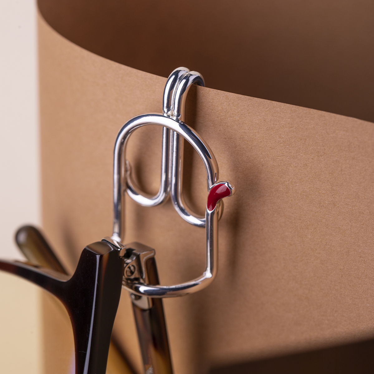 Achí Project – wholesale Eyewear cases & holders – Unisex – Achi, glasses holder, perfect for shirts, 800/ooo Silver6