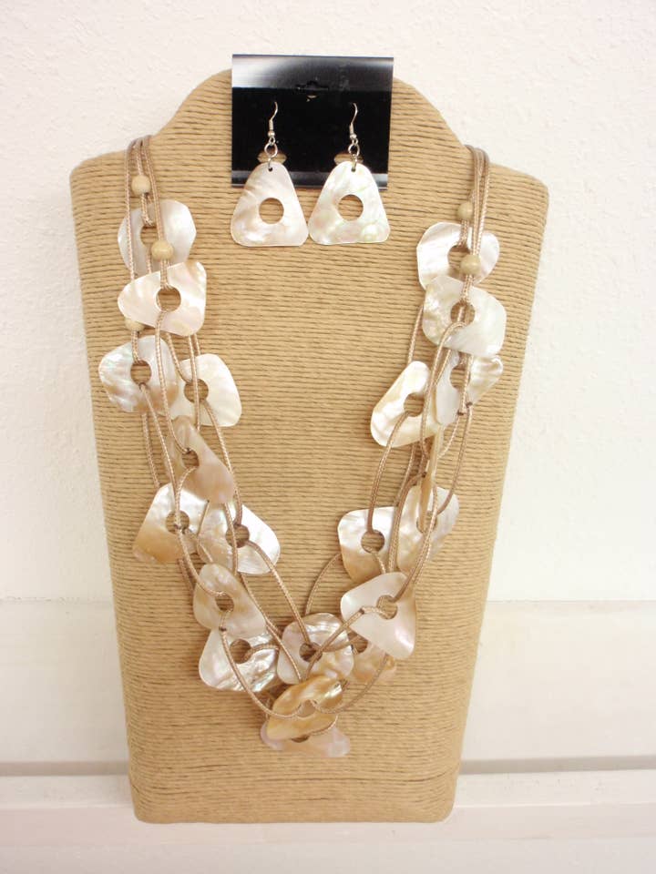 CORDÓN DE CERA NATURAL DE 3 HILOS CON CONCHAS DE KABIBI CON CORDÓN DE MADERA para venta al por mayor de International Duru's