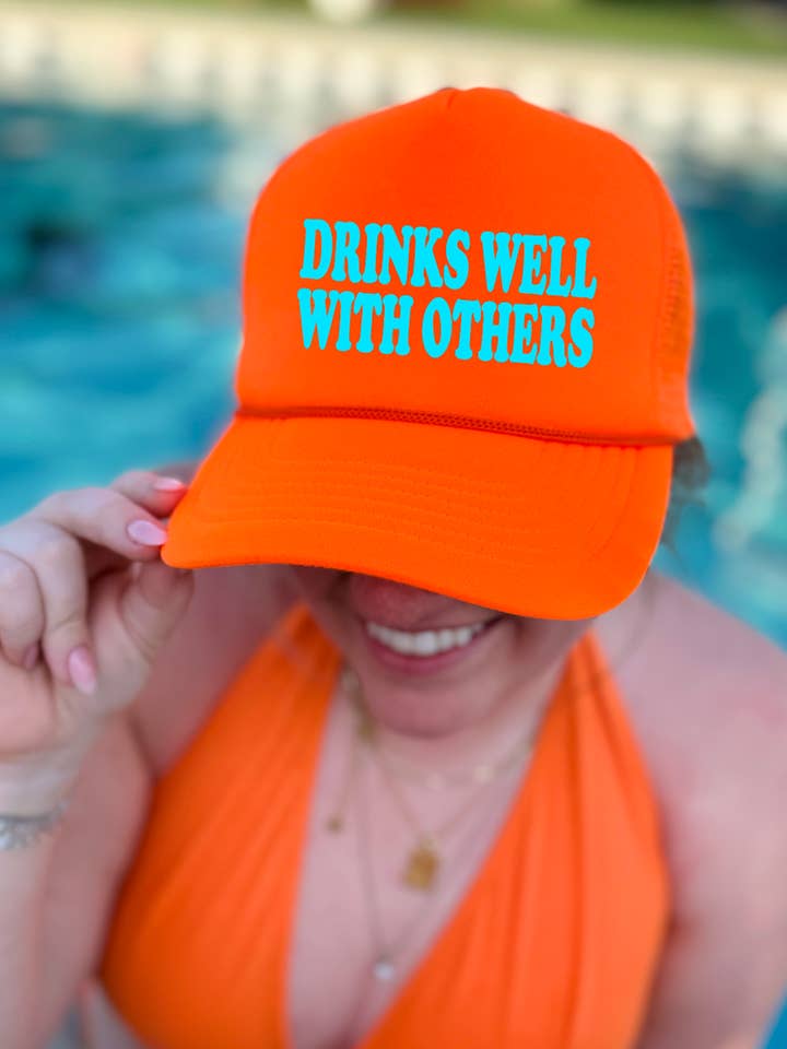 Casquette Trucker Orange Néon "Boit Bien Avec Les Autres" pour la vente par Keep it Gypsy