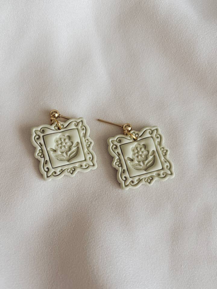 Brincos Florais em Relevo de Primavera por atacado de Placed by Grace