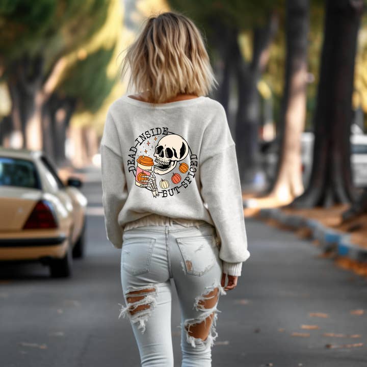 Camiseta de cuello redondo de algodón Dead Inside... But Spiced Comfy para venta al por mayor de Rosewater & Castiron Crafts