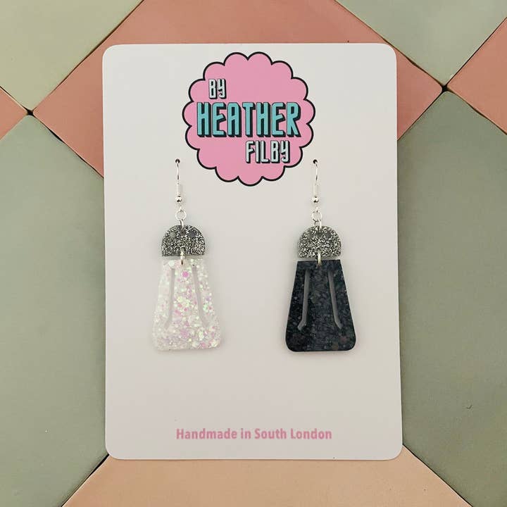 Orecchini in resina glitterata a forma di saliera e pepiera per la vendita all'ingrosso da parte di By Heather Filby