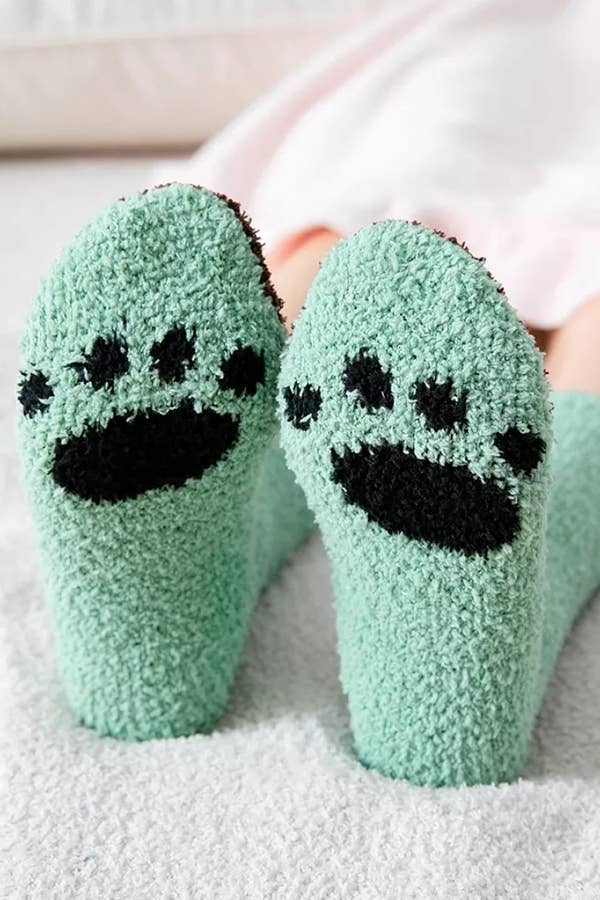 Cap Zone - Wholesale Socks - Women's - Animal Paw Print Fuzzy Fleece Indoor Socks2