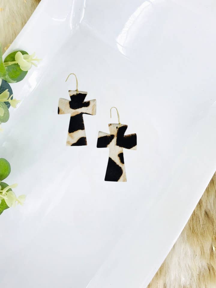 Brincos Cabelo em Pele Girafa Cruz - E19-2202 por atacado de Magnolia & Peach Jewelry Boutique, LLC