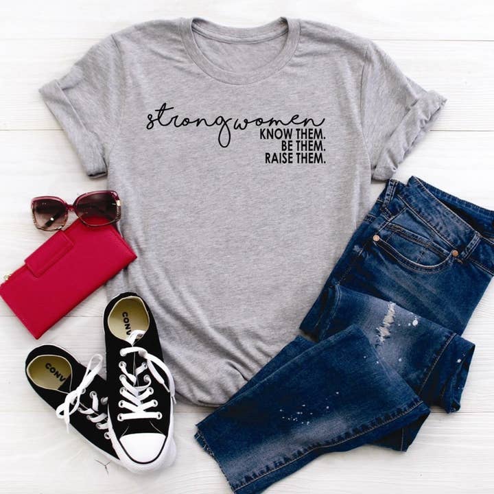 T-shirt Strong Women Know Them Be Them pour la vente par Peach Closet