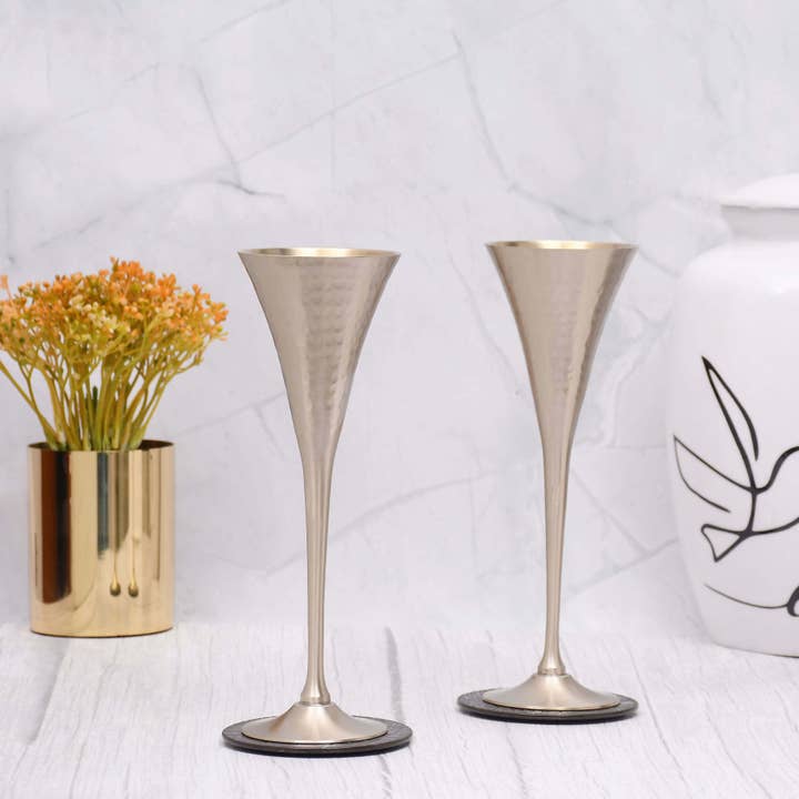 Eleganti Bicchieri a Calice Conici in Ottone – Finitura Opaca | Set di 2 per Sala da Pranzo e Bar per la vendita all'ingrosso da parte di SAMA Homes