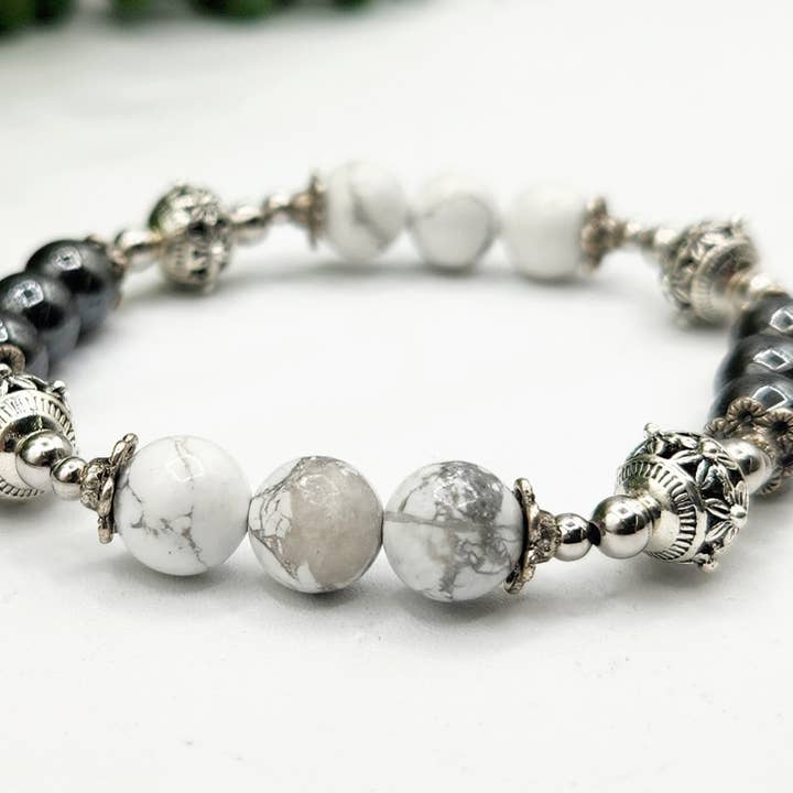 Meraki Gemstones - Venta al por mayor Pulsera de cuentas - Pulsera Calmante/Estabilizadora de Howlita Blanca y Hematites – 19 cm4
